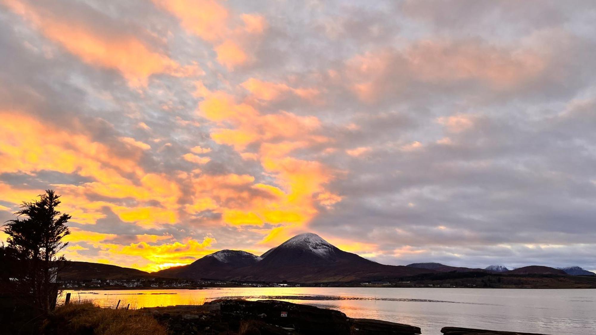 Carnmhor, Isle Of Skye - Stunning 242 Year Old Cottage On Its Own Sea Shore! Breakish Esterno foto